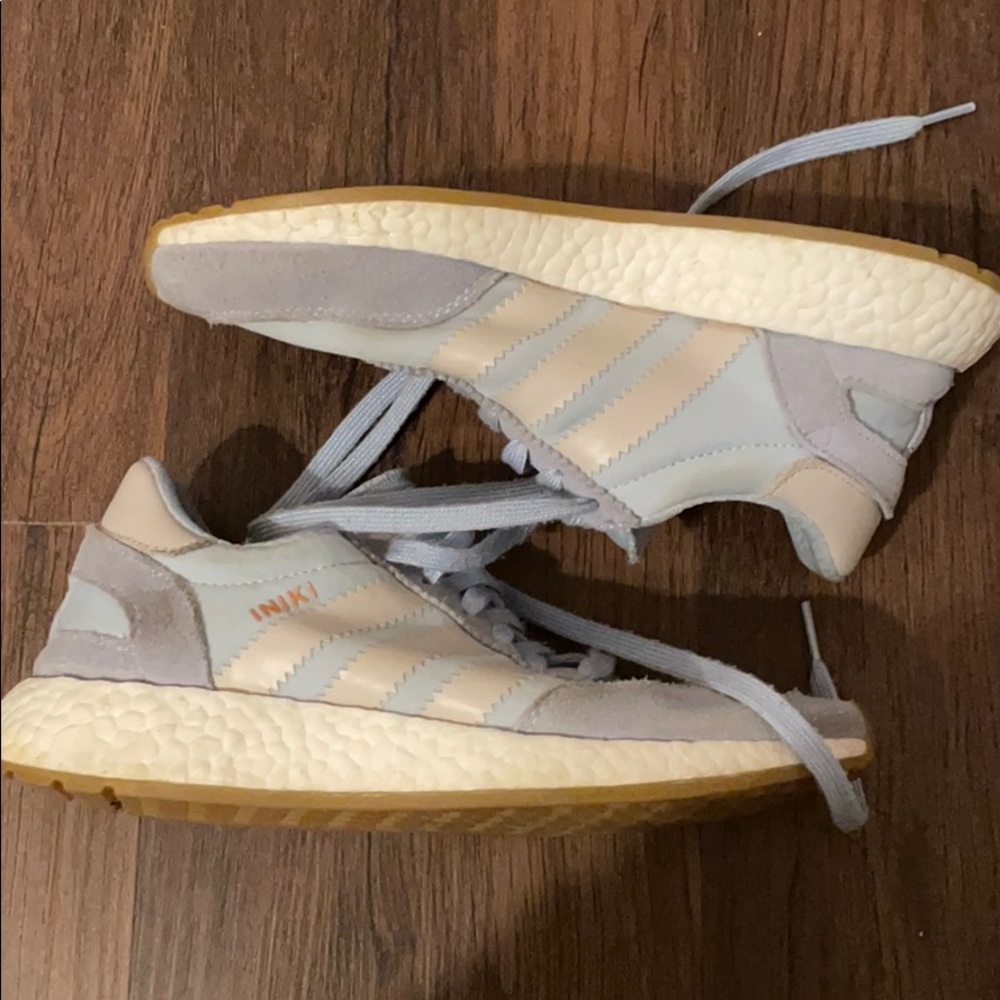 white adidas iniki